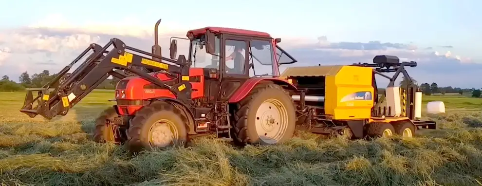 Ciągnik rolniczy z prasoowijarką na polu, zobacz ofertę owijarek